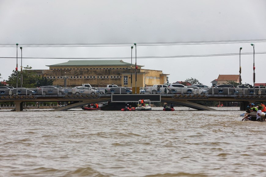 Cars are moved to high bridges to avoid inundation (Photo: VNA)