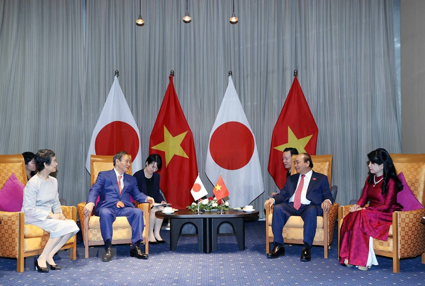 Prime Minister Nguyen Xuan Phuc and his spouse meet with Japanese Prime Minister Suga Yoshihide and his spouse (Photo: VNA)