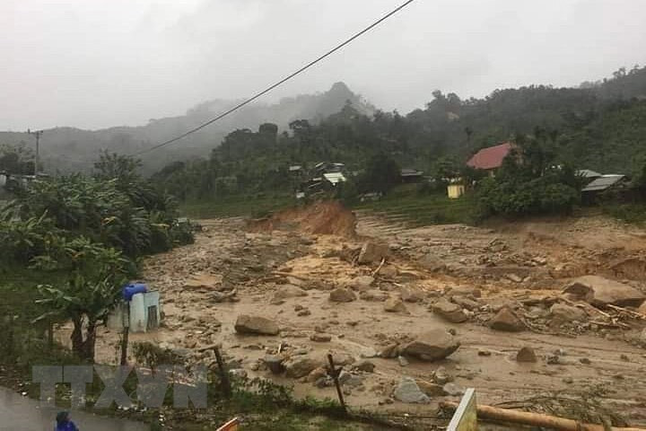  According to Chairman of Phuoc Loc commune People’s Committee Luu Huyen Thoai, the landside hit the locality at about 2:00 pm, burying 11 locals. (Photo: VNA)