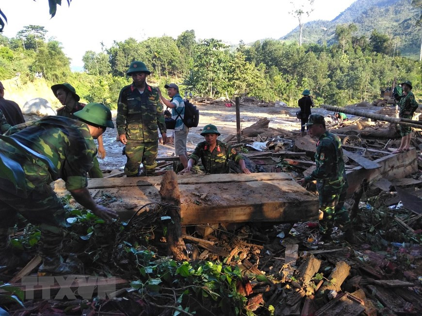 Forces from Military Zone 5 closely coordinate with local authorities in search and rescue work in Nam Tra My district (Photo: VNA)