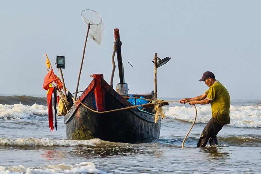 Young men in Van Chai village come back to the shore after a nighttime fishing trip (Photo: Vietnam+)