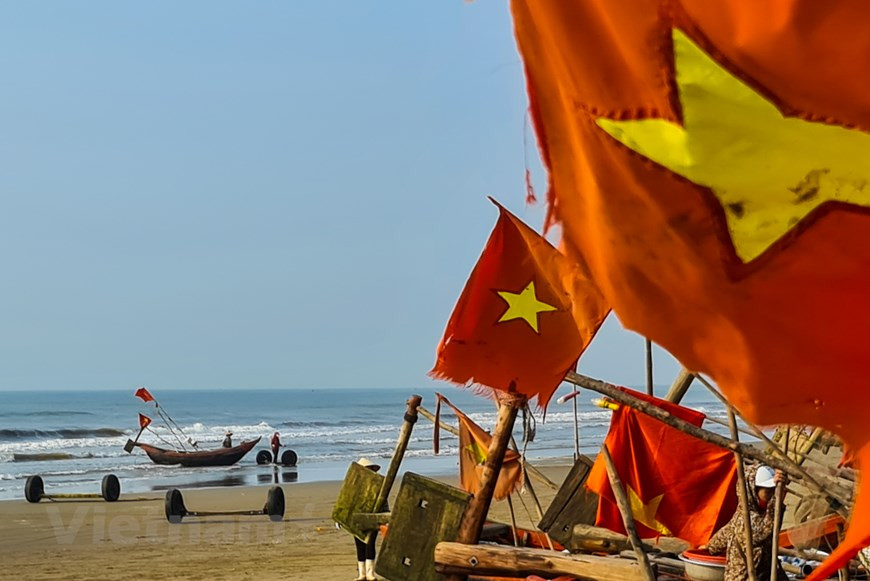 Boats return after a night on the sea to catch fish (Photo: Vietnam+)
