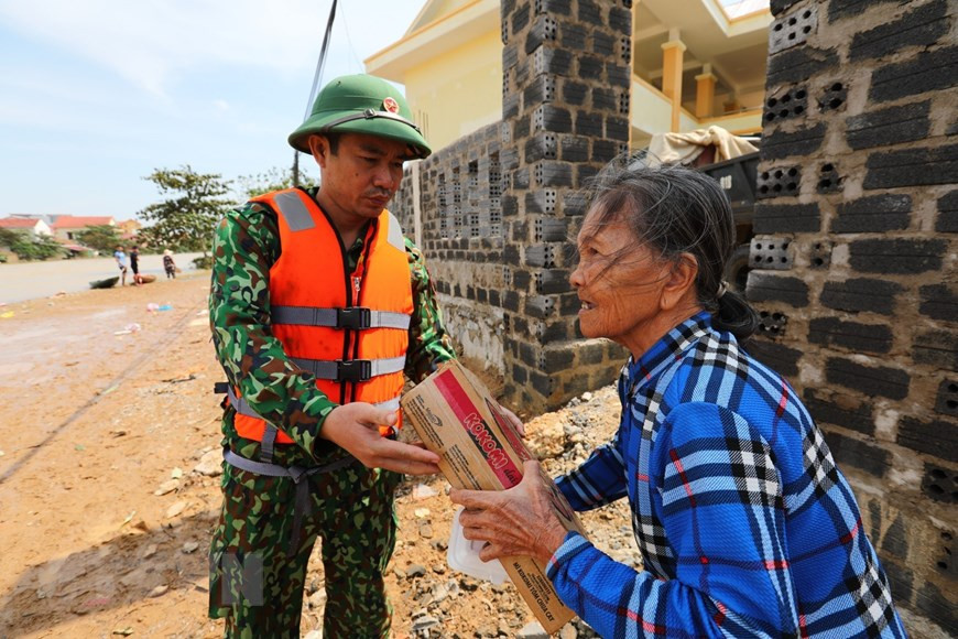 Relief supplies are presented to the elderly stranded in flood area (Photo: VNA) 