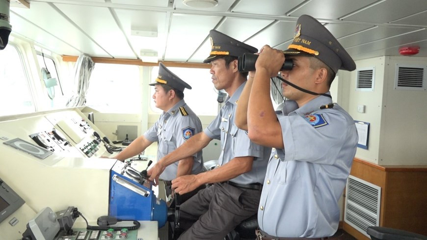 As of 1pm on October 29, fisheries surveillance forces had rescued 14 fishermen on Boat BD-98658TS - another fishing boat from Binh Dinh that issued a distress signal out at sea. Efforts are ongoing, meanwhile, to find the 26 other missing fishermen. (Photo: VNA)