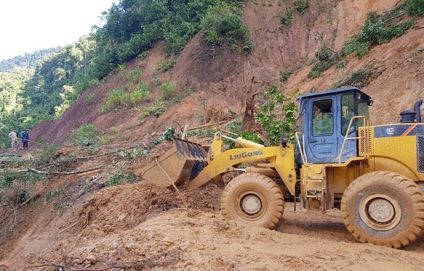 Prompt efforts are exerted to find the 53 residents missing in landslides in Nam Tra My district, Quang Nam province. (Photo: VNA)