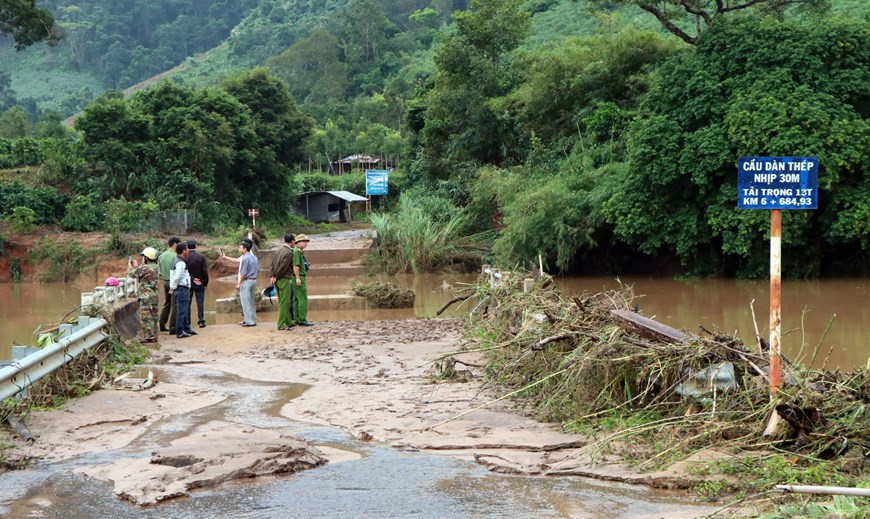 Storm Molave collapses an iron bridge connecting Kon Ray district and Dak Pne commune in Kon Tum province. (Photo: VNA)