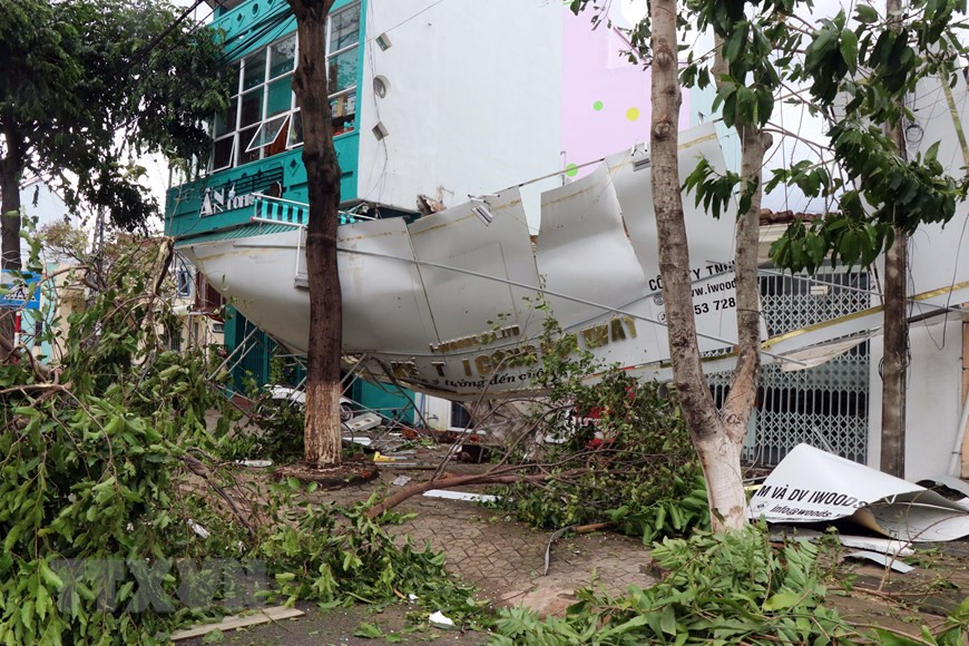 Strong winds caused by Storm Molave blow many roofs and billboards away in Quang Ngai province. (Photo: VNA)