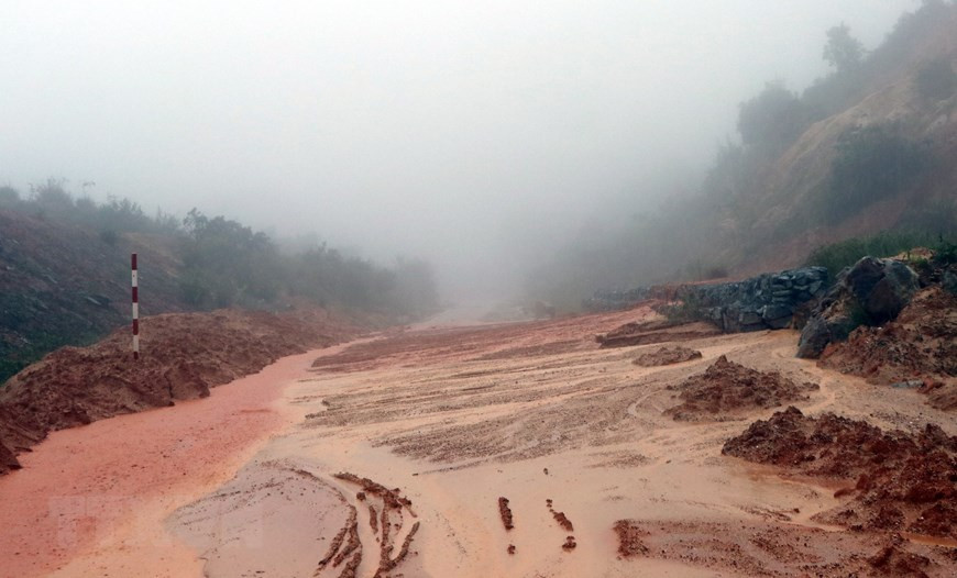 Severe landslides on a road section in Mang Roi hill, Tu Mo Rong district, Kon Tum province (Photo: VNA)