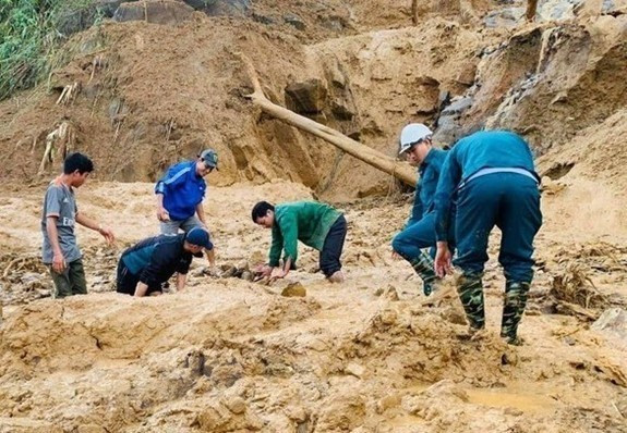  Rescuers are trying to approach the scene of the disaster but they face difficulties due to the impact of Storm Molave, which has triggered landslides and disrupted traffic. (Photo: VNA)