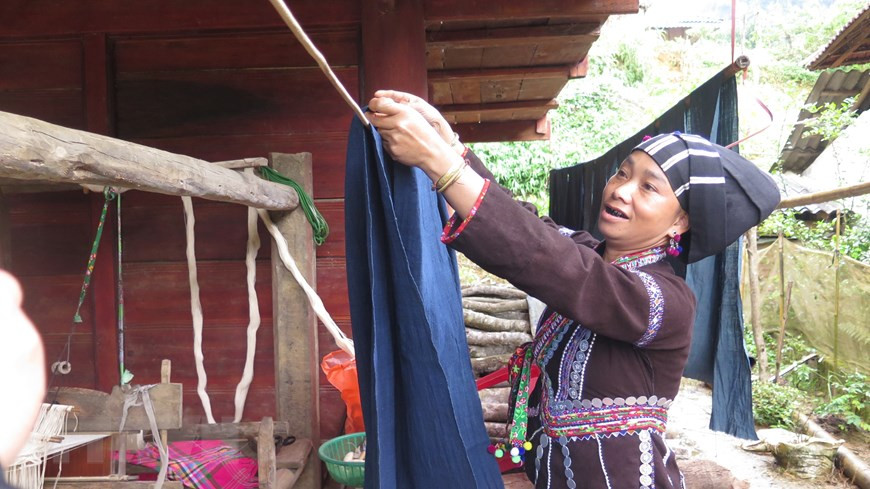 After being dyed, brocade cloth pieces are dried under the sun (Photo: VNA)