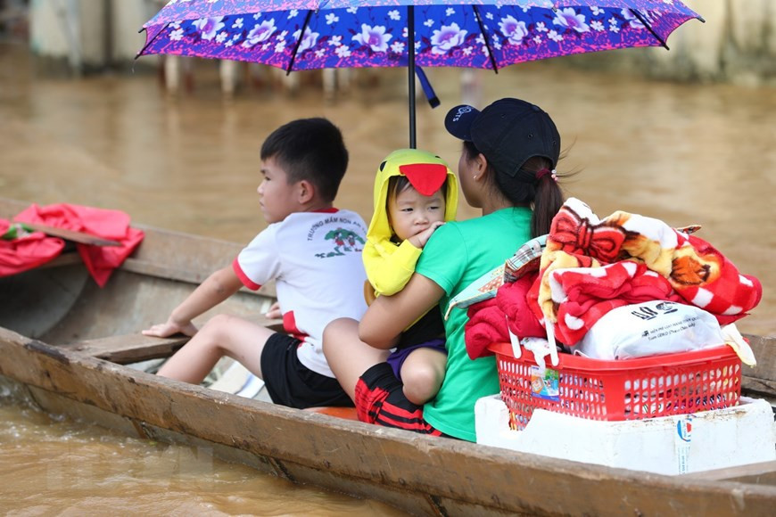 Flood has receded so locals start moving their stuff back home (Photo: VNA)