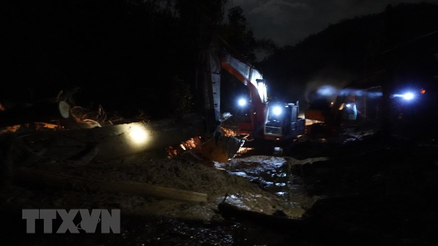 Search and rescue work is still ongoing for the victims of the landslides that hit Nam Tra My district’s Tra Leng and Tra Van communes on the night of October 28, burying 53 people (Photo: VNA)