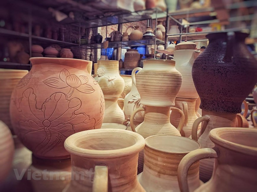 Dao’s workshop is located in the middle of the old village. Visiting him, one may find him losing himself in his work. (Photo: Vietnam+)