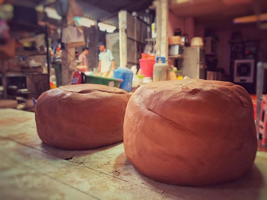 Villagers consider him as an active descendant of the handicraft village’s ancestors. He works to revive the traditional skills to create unique products while many households have applied industrial assembly lines for mass production. (Photo: Vietnam+)