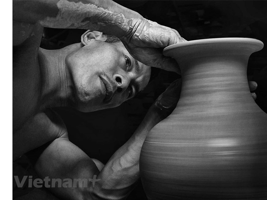 Pham Anh Dao is the 19th generation descendant of Pham Ngu Chi’s family, who has a long tradition of crafting pottery products in Bat Trang village, Gia Lam district in Hanoi (Photo: Vietnam+)