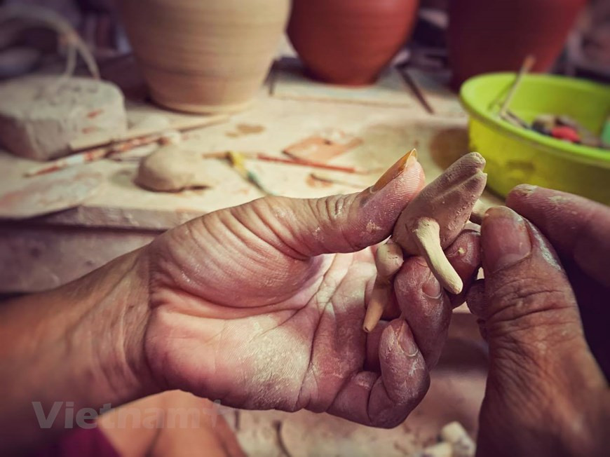 Dao’s workshop is located in the middle of the old village. Visiting him, one may find him losing himself in his work. (Photo: Vietnam+)