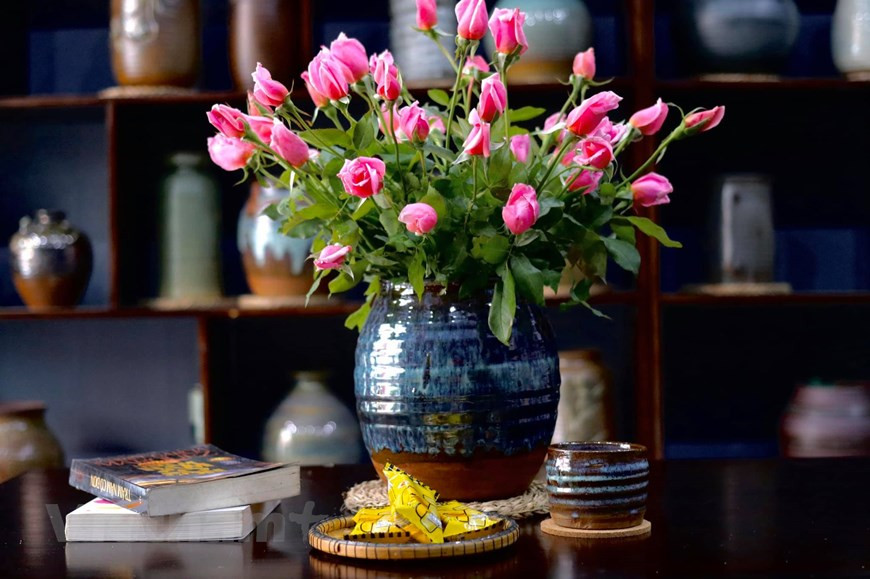 Dao has tried to make the brown flowery glaze of 11-14th century, the blue and white glaze of 15th century as well as crackleware of 17th century. (Photo: Vietnam+)