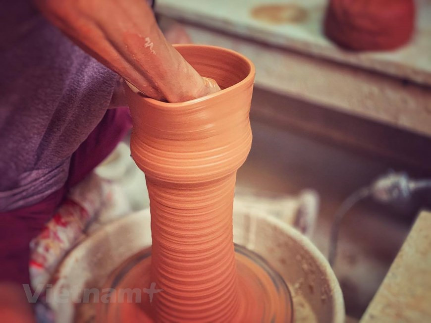 All artisans in Bat Trang Village have admired Pham Anh Dao for his strong will to stick to traditional ceramic skills (Photo: Vietnam+)