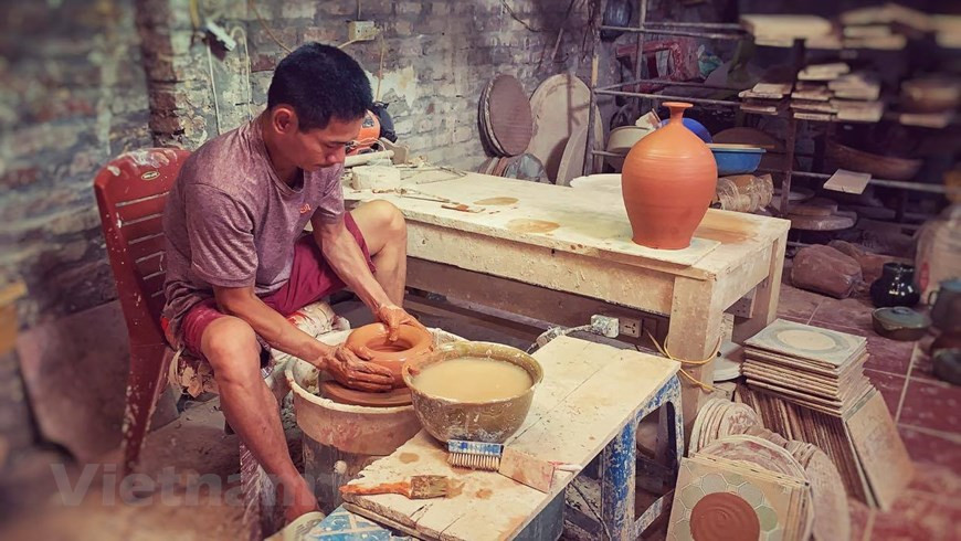 Dao’s workshop is located in the middle of the old village. Visiting him, one may find him losing himself in his work. (Photo: Vietnam+)