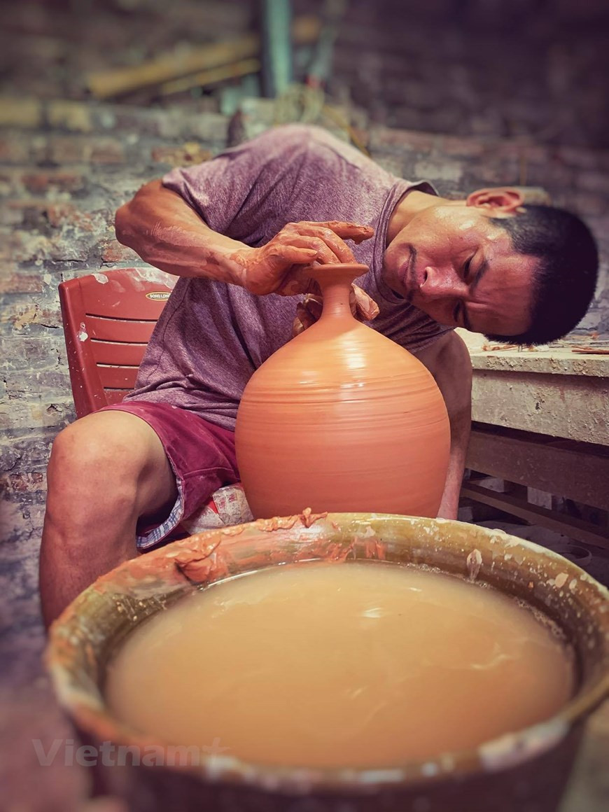 Born as a 1.5kg baby together with a twin brother, he was fairly weak and had to take lot of antibiotics, which resulted in an ear-impairment. He could not speak until he was seven and found it hard to study at school. At 17, he worked as a worker at Bat Trang Ceramic Factory, where he learned a lot of techniques. Within a year, he could do difficult tasks that had often been done by well-experienced workers. (Photo: Vietnam+)