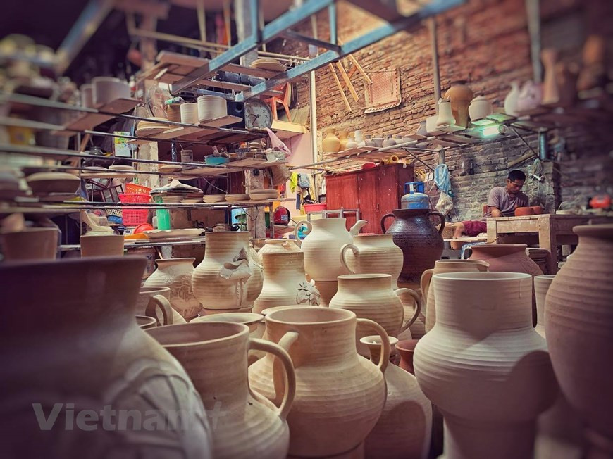 All artisans in Bat Trang Village have admired Pham Anh Dao for his strong will to stick to traditional ceramic skills (Photo: Vietnam+)