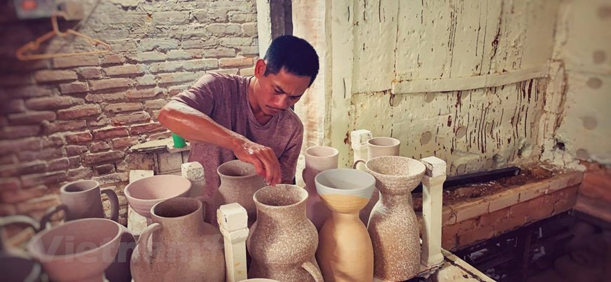 Pham Anh Dao is the 19th generation descendant of Pham Ngu Chi’s family, who has a long tradition of crafting pottery products in Bat Trang village, Gia Lam district, Hanoi (Photo: Vietnam+)