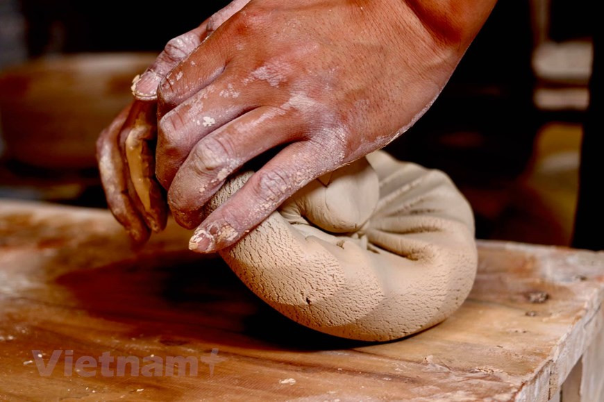 He could sit for hours shaping clay, and making glazes in his own way. (Photo: Vietnam+)