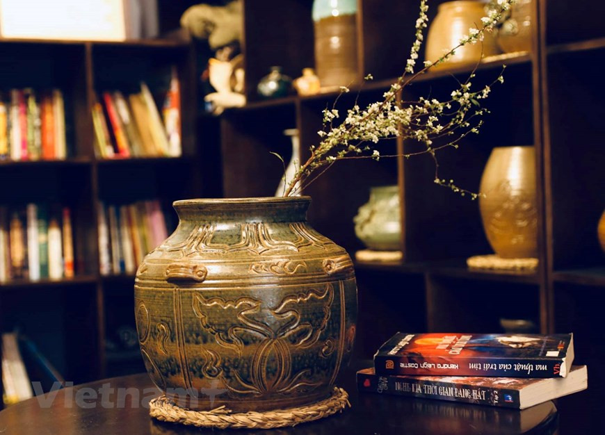 Dao has tried to make the brown flowery glaze of 11-14th century, the blue and white glaze of 15th century as well as crackleware of 17th century. (Photo: Vietnam+)