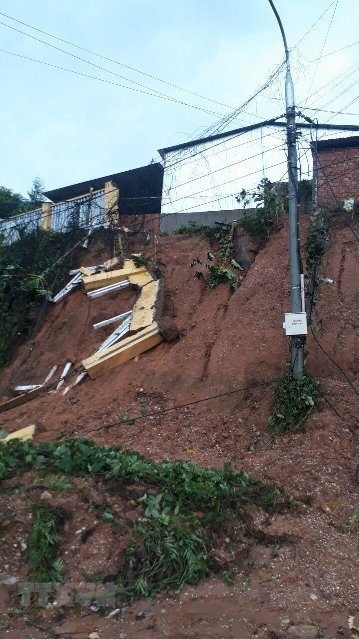On October 28, landslides also hit two mountainous communes of Tra Van and Tra Leng in Nam Tra My district, Quang Nam province. At 9:30 am of October 29, the bodies of 16 out of the 53 victims of the landslides in Bac Tra My district have been found. (Photo: VNA)