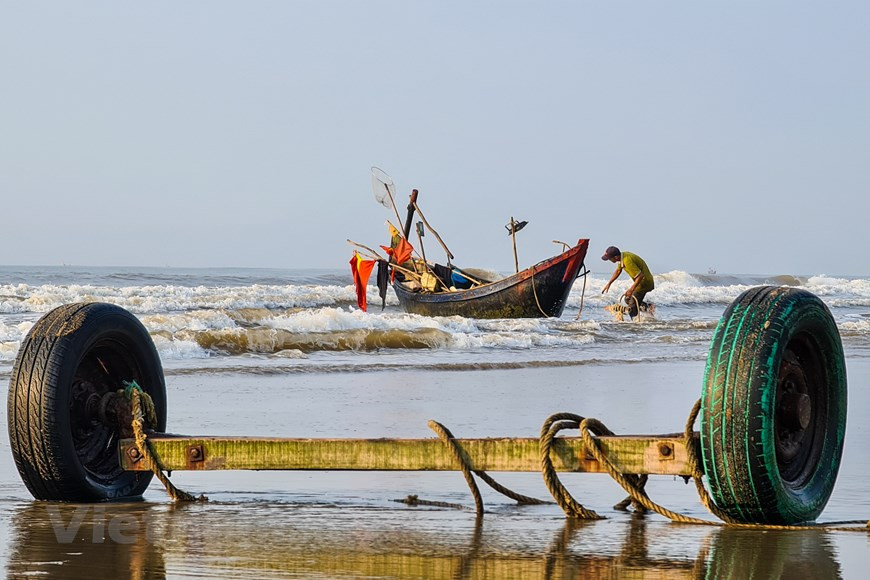 Boats return after a night on the sea to catch fish (Photo: Vietnam+)