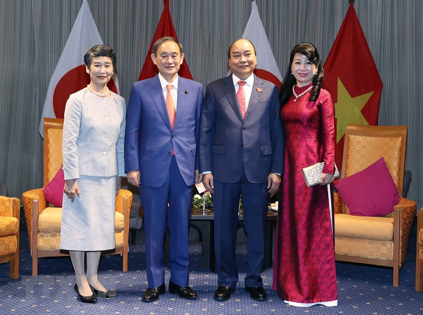 Prime Minister Nguyen Xuan Phuc and his spouse and Japanese Prime Minister Suga Yoshihide and his spouse at a ceremony to bid farewell to the latters (Photo: VNA)