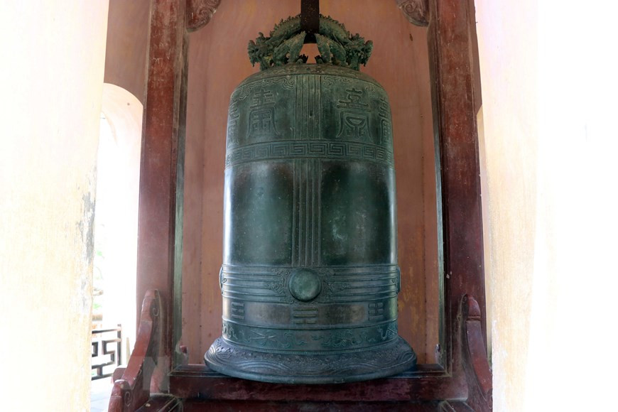 The Great Bell in Thien Mu pagoda (the central province of Thua Thien-Hue) is an important Buddhist utensil cast in 1710 by order of Lord Nguyen Phuc Chu (1691-1725) - whose religious name was Hung Long, the 30th generation of the Ts’ao Tung sect to donate to the Buddha (Photo: VNA)