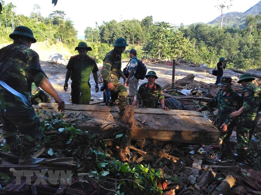 Search and rescue team in landslide area in Tra Leng commune, Nam Tra My district, Quang Nam province (Photo: VNA)