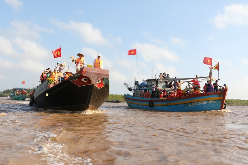 Nghinh Ong (Whale Worship) Festival includes a procession on land and at sea followed by local residents in traditional costumes and dozens of fishing vessels. (Photo: VNA)
