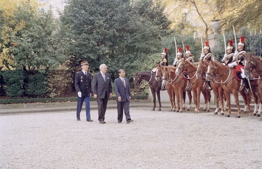 President of the French Senate Christian Poncelet welcomes President Tran Duc Luong during the latter’s official visit to France, October 29, 2002 (Photo: VNA)