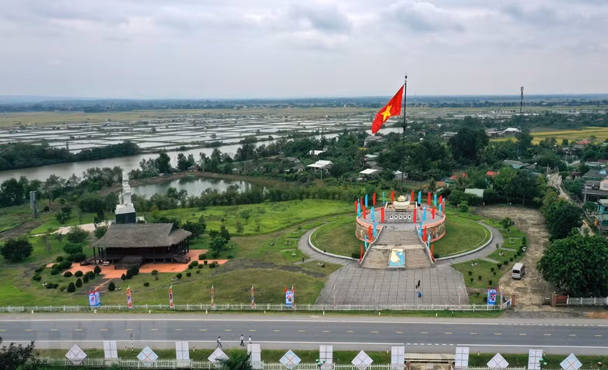 The national flag pole represents a symbol of independence and freedom and is a legend from the devastating war (Photo: VNA)