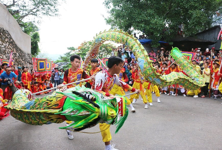 The Ba Chua Xu festival takes place at temple of the same name in Nui Sam, Chau Doc city from the 22th – 24th of the fourth lunar month to honour the sacred Ba Chua Xu, a local tutelary goddess. (Photo: VNA)