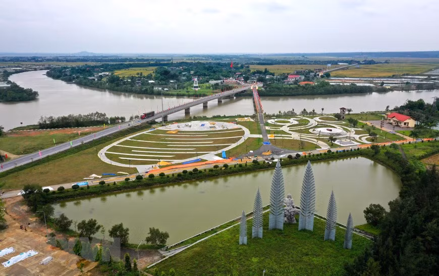 It is only 178m long but it took 21 years for Vietnamese people from the North and the South to be united (Photo: VNA)