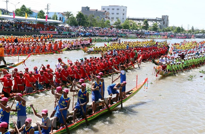 On this occasion, Khmer people provide offerings of farm products to thank the God’s blessing for favourable weather and their bountiful harvest. (Photo: VNA)