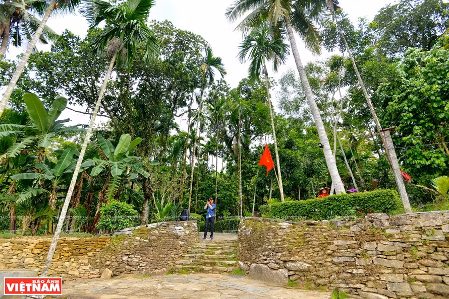 A rock entrance and fences of a house in Loc Yen (Photo: VNP/VNA)