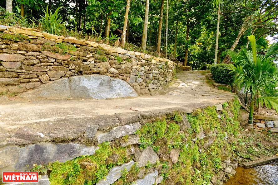  Loc Yen’s beauty lies in its old rock structures (Photo: VNP/VNA)