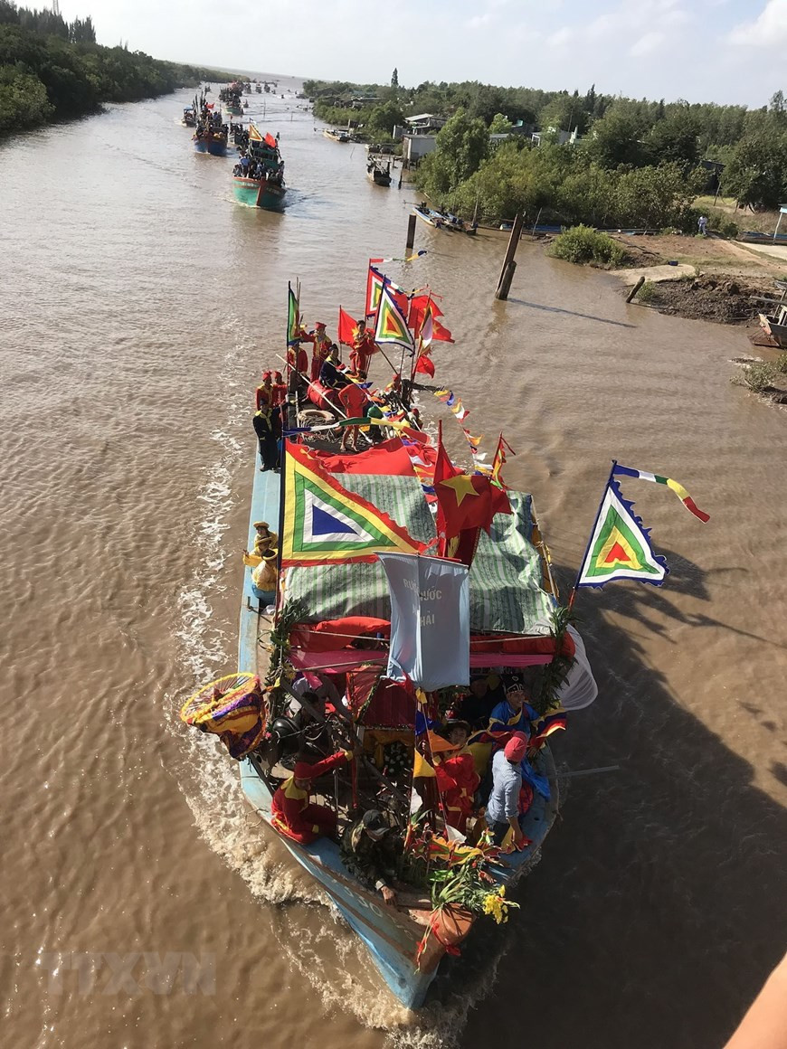 Nghinh Ong (Whale Worship) Festival includes a procession on land and at sea followed by local residents in traditional costumes and dozens of fishing vessels. (Photo: VNA)