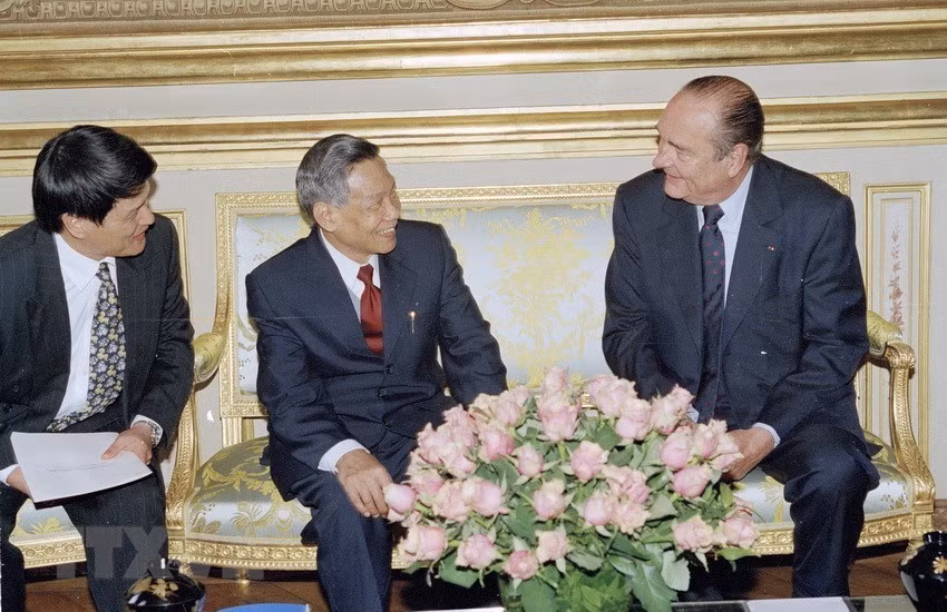 General Secretary Le Kha Phieu holds talks with President Jacques Chirac during an official visit to France from May 21-25, 2000 (Photo: VNA)