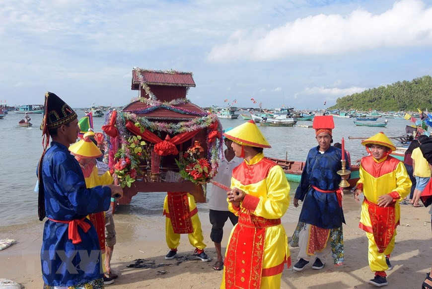 Nghinh Ong (Whale Worship) Festival includes a procession on land and at sea followed by local residents in traditional costumes and dozens of fishing vessels. (Photo: VNA)