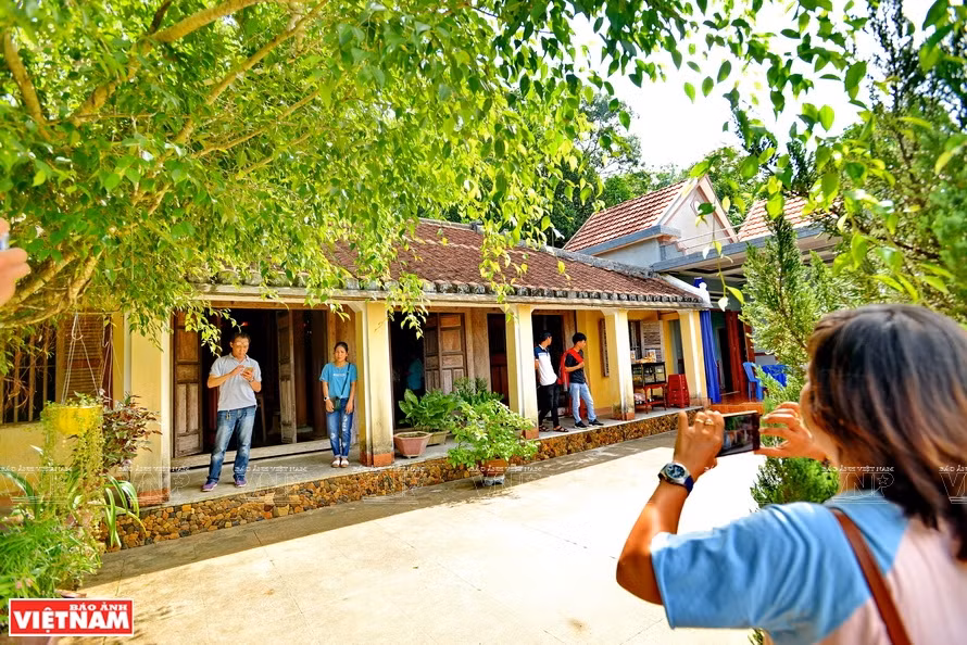 Visitting an old house in Loc Yen village (Photo: VNP/VNA)