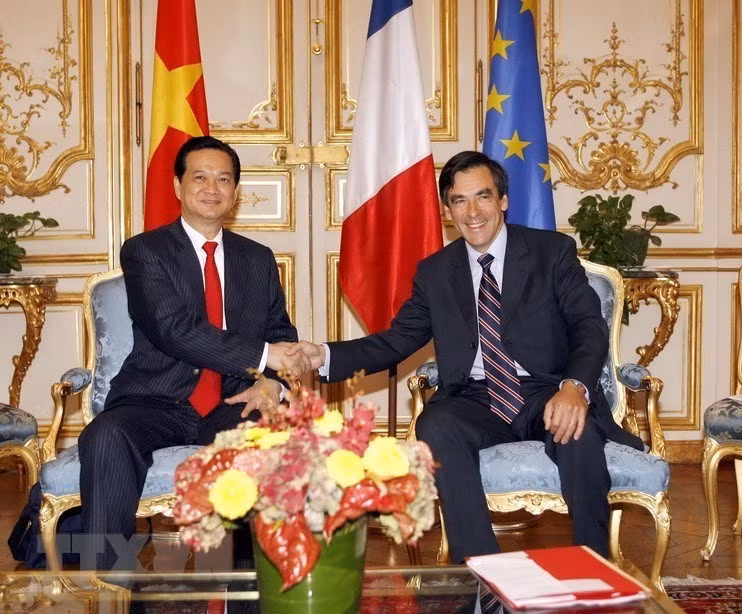 Prime Minister Fracois Fillon welcomes Prime Minister Nguyen Tan Dung during his official visit to France from September 29 – October 4, 2007 (Photo: VNA)