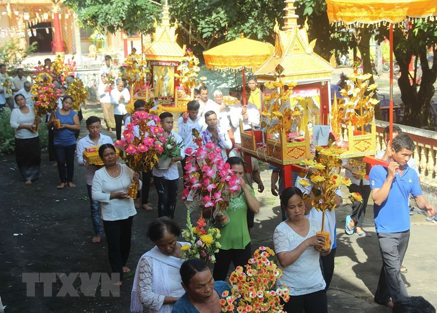 The Kathina (robe offering) spanning October 18-19, is one of the official tradition rituals of Theravada Buddhism, during which Buddhist followers donate new robes to the monks with a hope that both devotees and recipients will gain merits. (Photo: VNA)