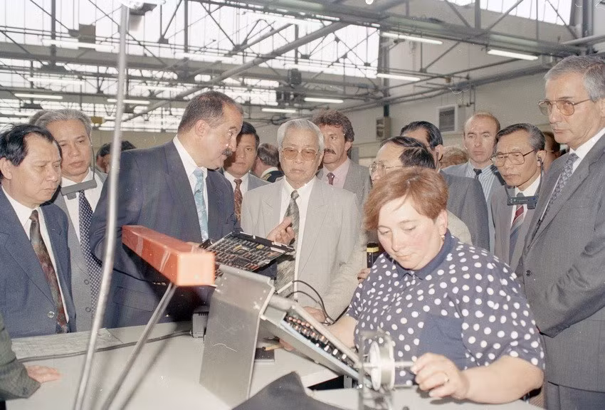 Prime Minister Vo Van Kiet visits Alcatelcit factory in Evre Normandie during his official visit to France, June 1993 (Photo: VNA)