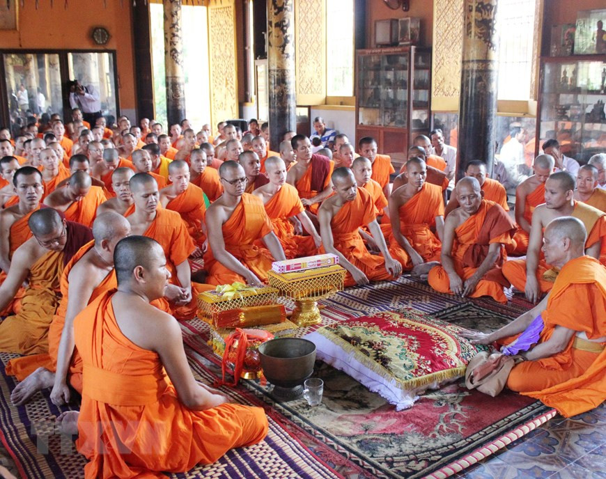 The Kathina (robe offering) spanning October 18-19, is one of the official tradition rituals of Theravada Buddhism, during which Buddhist followers donate new robes to the monks with a hope that both devotees and recipients will gain merits. (Photo: VNA)