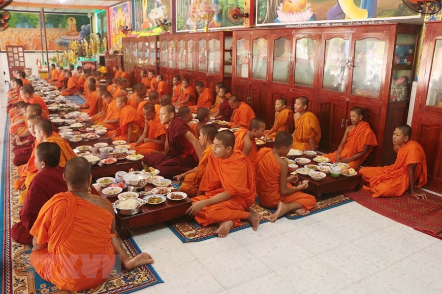 Sene Dolta festival is a major event of the Khmer ethnic group to remember their ancestors, with both traditional rituals and social activities (Photo: VNA)